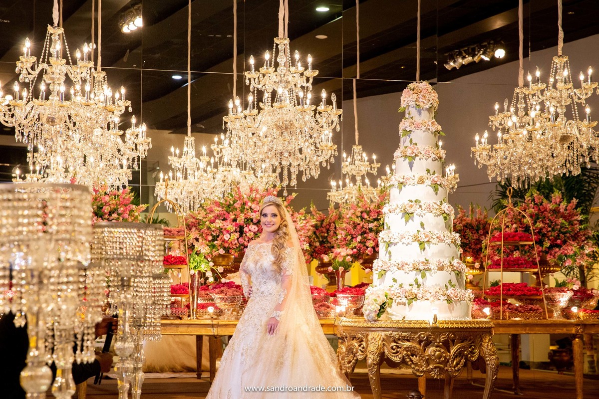 Posando na mesa do bolo, Cassia se emociona com sua linda decoração que está do jeitinho que ela sonhou, por Ricardo Azevedo Decoração e Arquitetura.