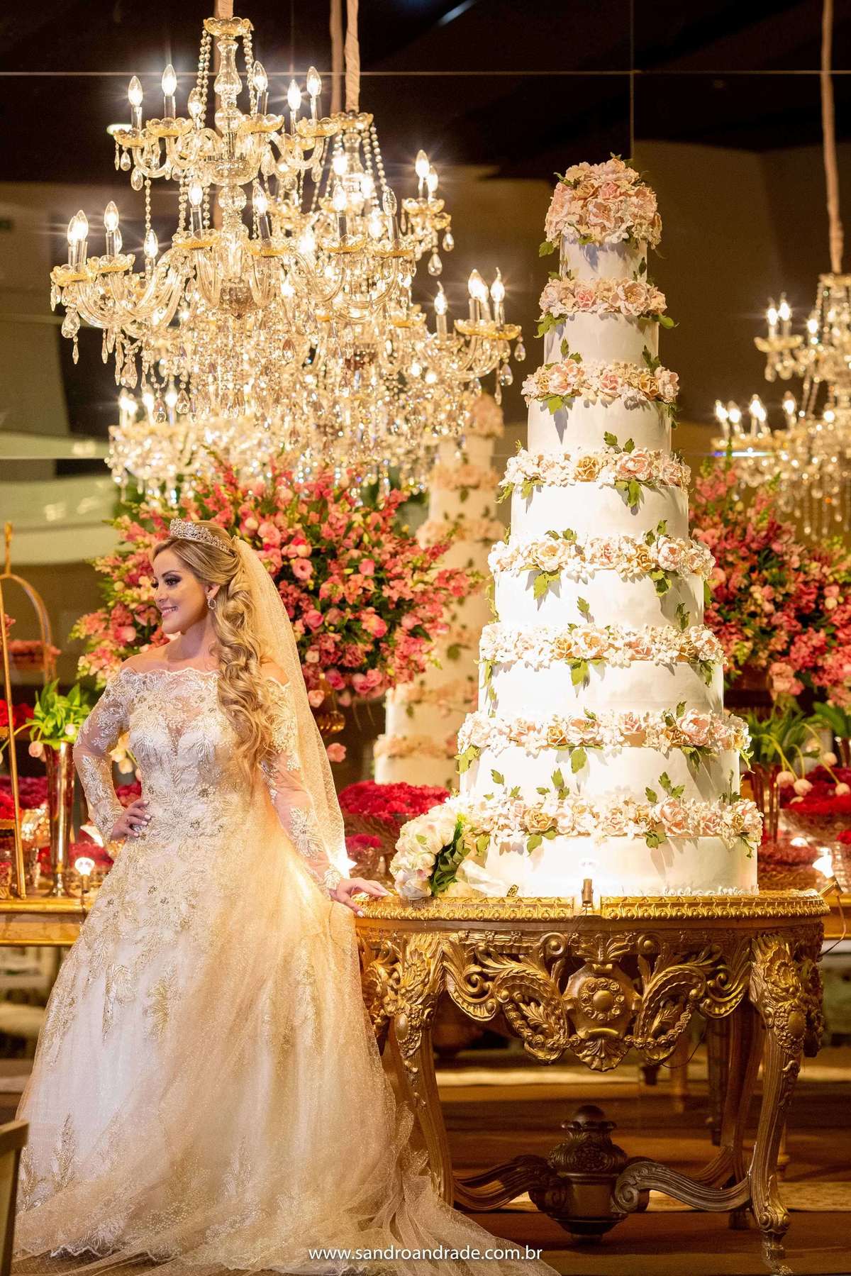 Ao lado do seu lindo e magnifico bolo de noiva, maquete de Adenilton Bolos.