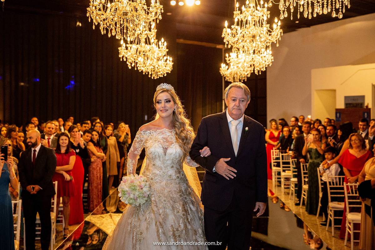 Emocionada, Cassia mal consegue segurar as lágrimas, ainda de braço dado com seu pai e ha apenas alguns passos do homem que ela escolheu para ser seu marido.