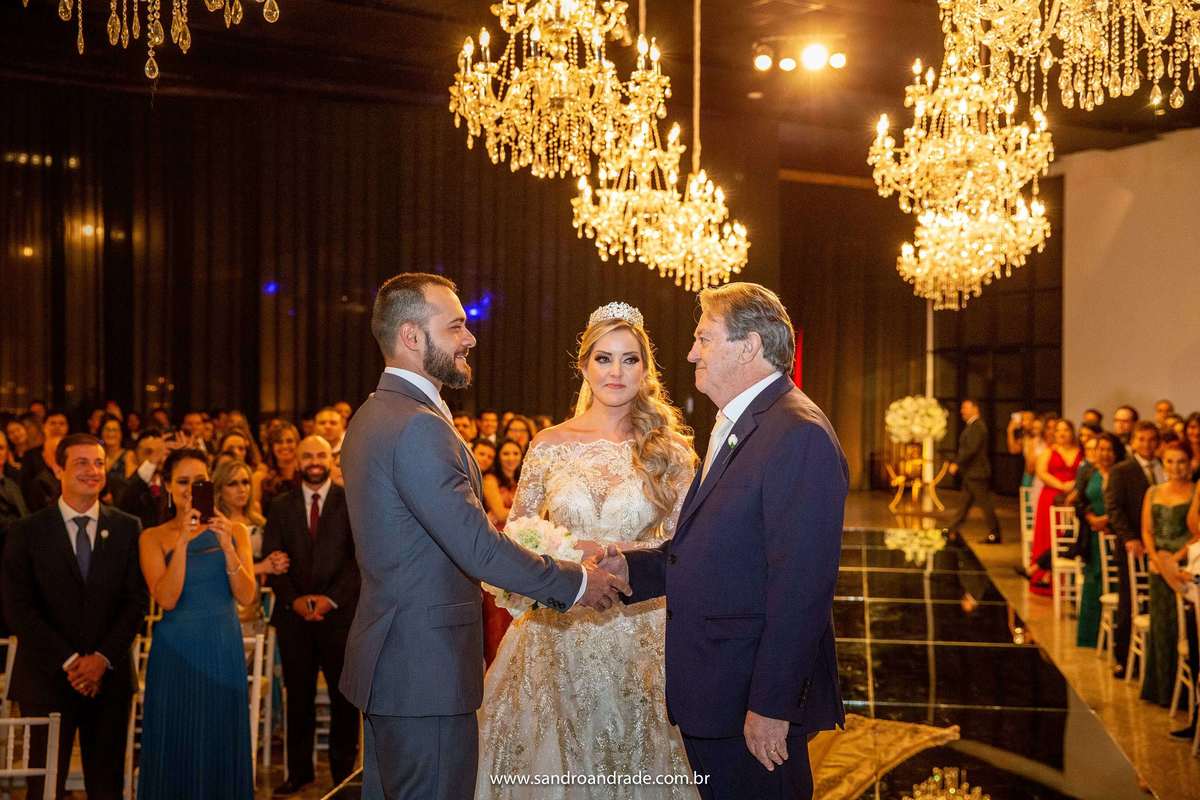 Rafael complementa o pai de sua noiva e emocionados eles dão as mãos, enquanto Cassia emocionada olha para seu amado pai.