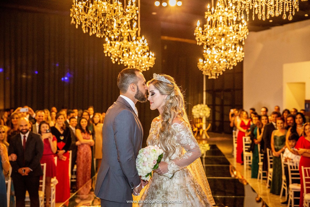 Nesta linda imagem, Cassia está de olhos fechados e Rafael a recebe com um beijo na testa.