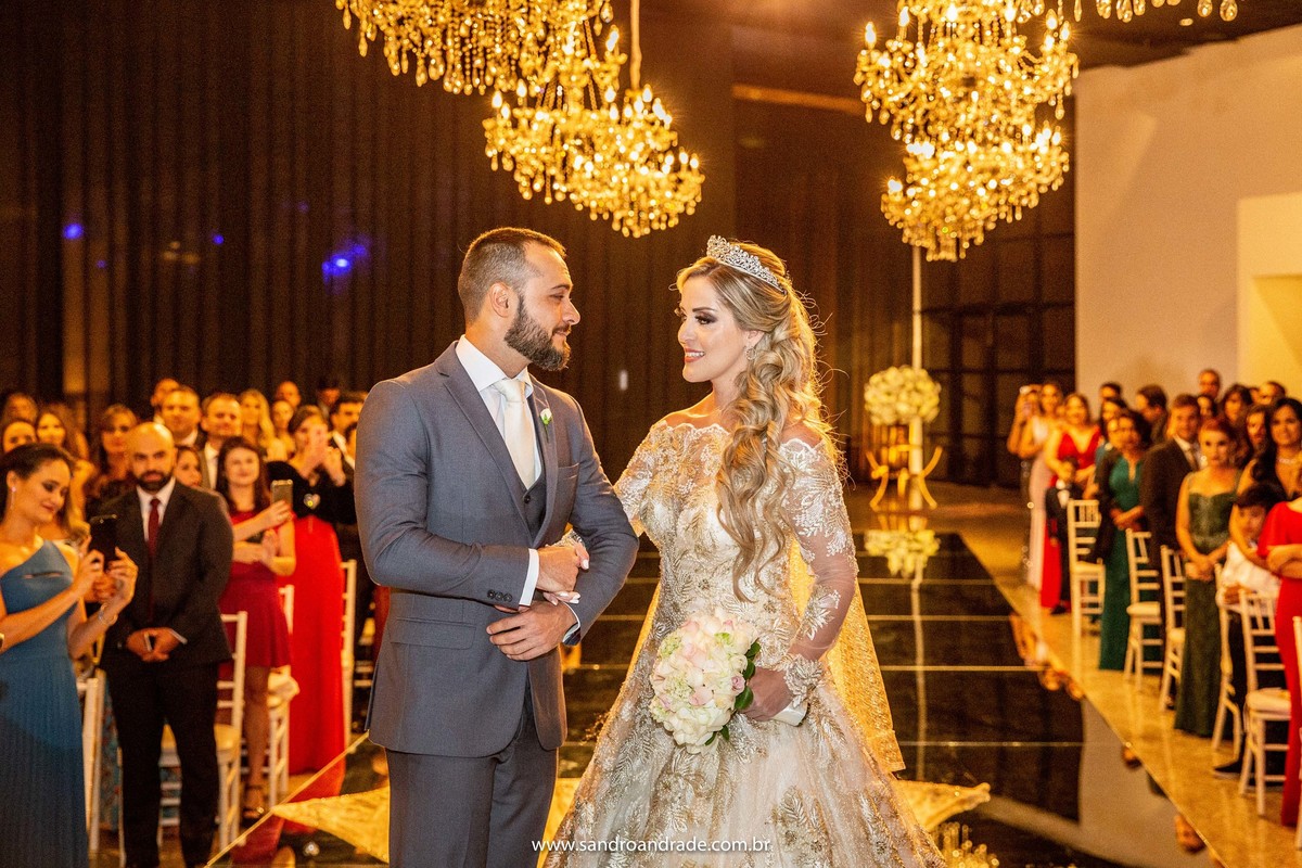 Apaixonado ele admira sua linda noiva.