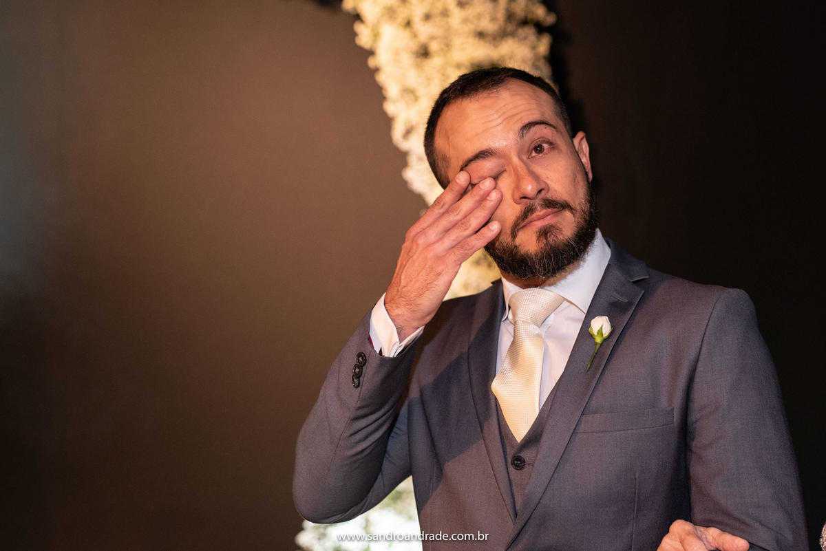 Extremamente emocionado, Rafael enxuga as lágrimas vendo sua linda noiva entrar.