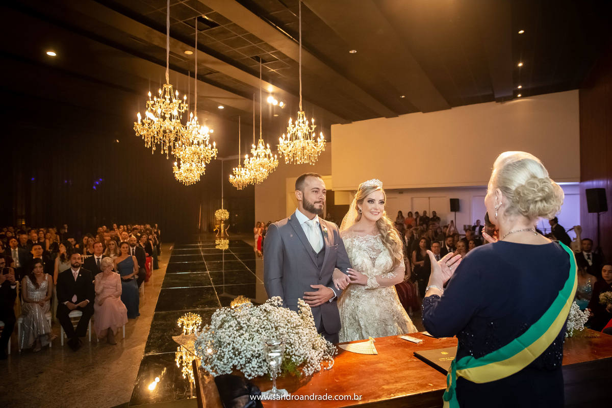 Já de frente para a juíza de paz Eunice Penaforte, uma fotografia dos noivos mostrando todos os convidados ao fundo e a avózinha emocionada.