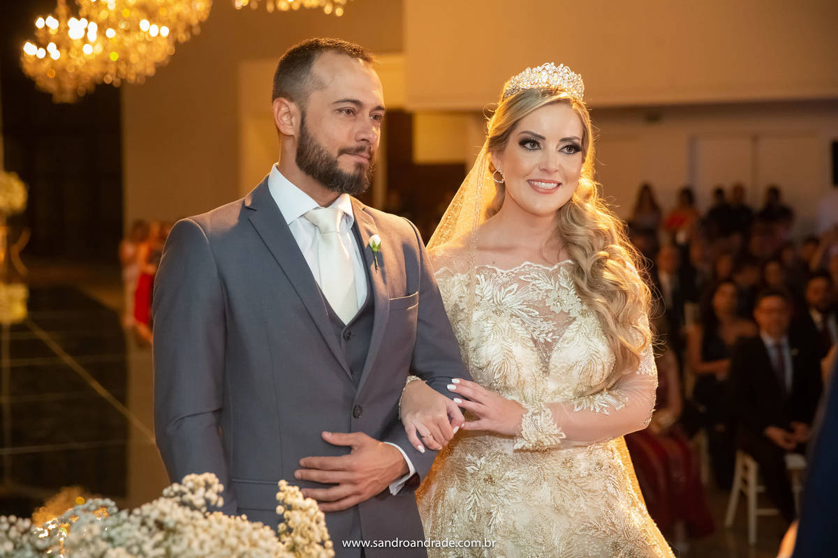 Retrato de Cassia e Rafael durante a cerimonia, Rafael ainda emocionado e Cassia sorridente e feliz.