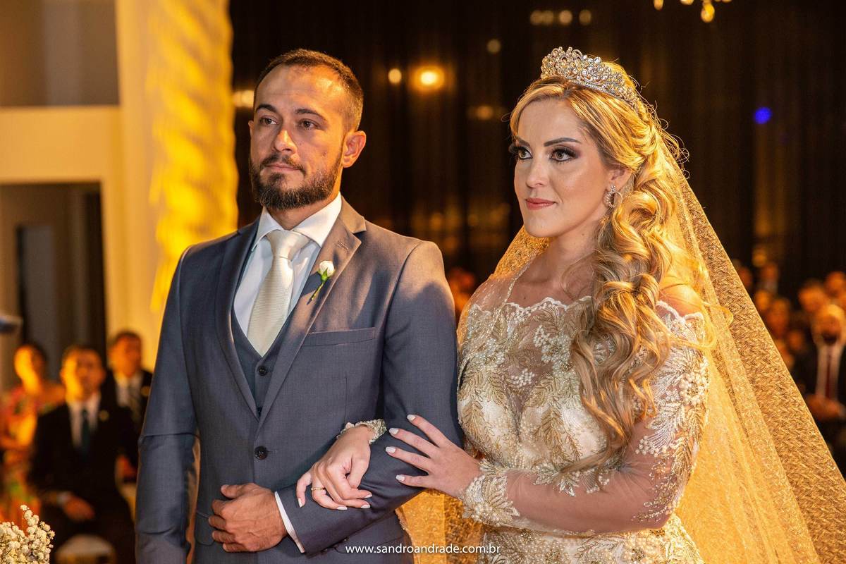 Linda e emocionada, Cassia está de braço dado com Rafael.