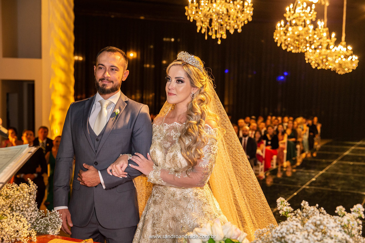 Perdidamente apaixonados, eles estão concentrados na cerimonia de casamento civil.