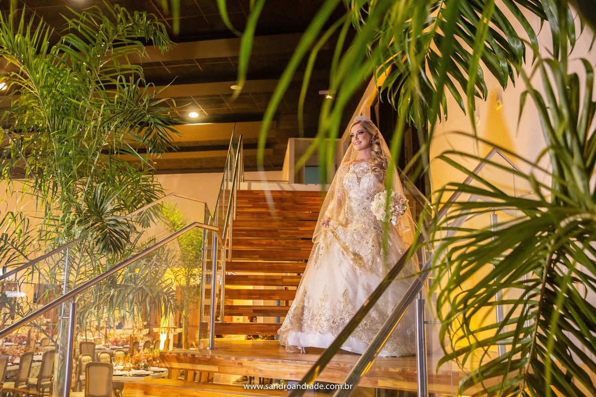 A linda noiva toda produzida com seu lindo vestido de noiva da Neimar Sinicio Haute Couture. 