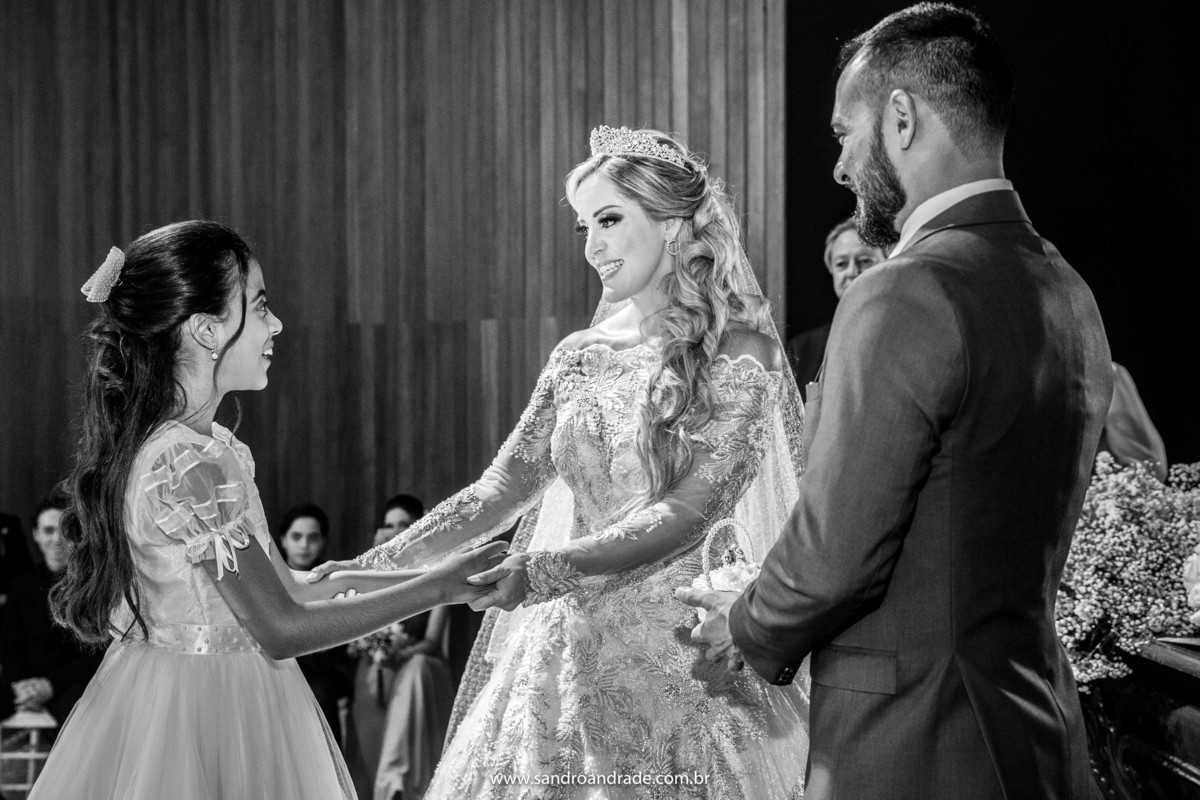 A sobrinha de Cassia  que levou as alianças, cumprimentando sua tia.