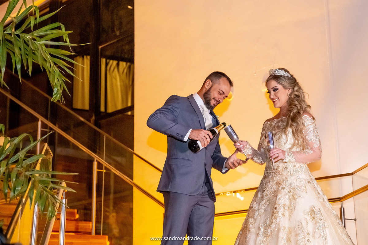 Rafael servindo o champanhe a sua agora esposa Cassia.