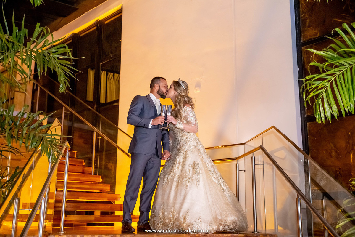 Um beijinho com sabor de champanhe.