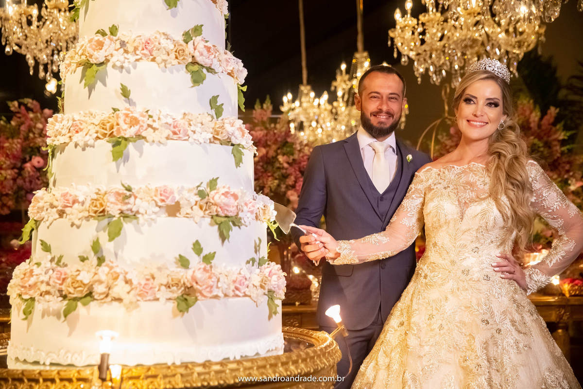 Retrato dos noivos, no corte do bolo, fotografia tradicional feita com muita qualidade por Sandro Andrade fotógrafo do DF.