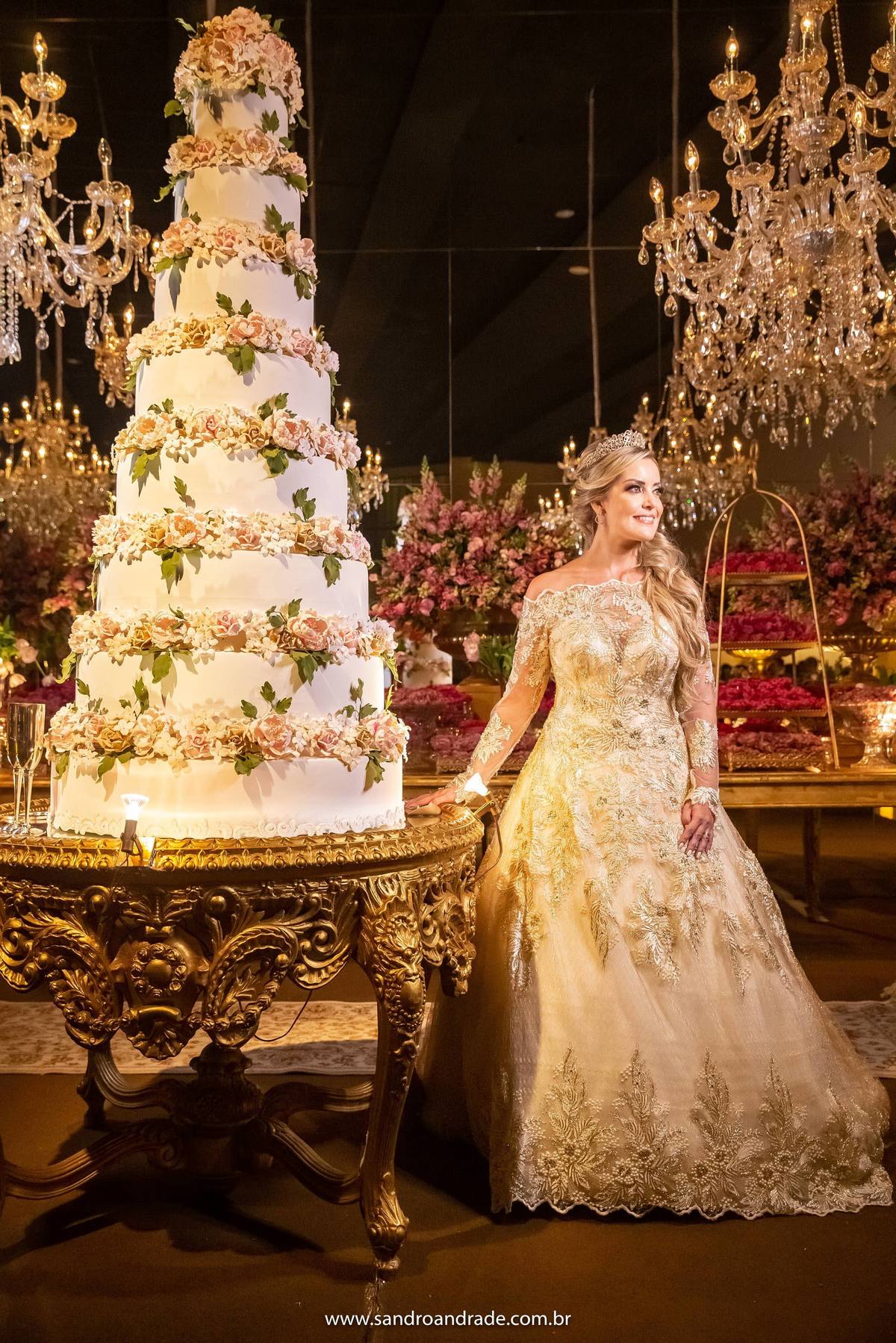 Mais uma para a coleção de fotos dessa noiva linda, um retrato da noiva de perfil ao lado da mesa do bolo.