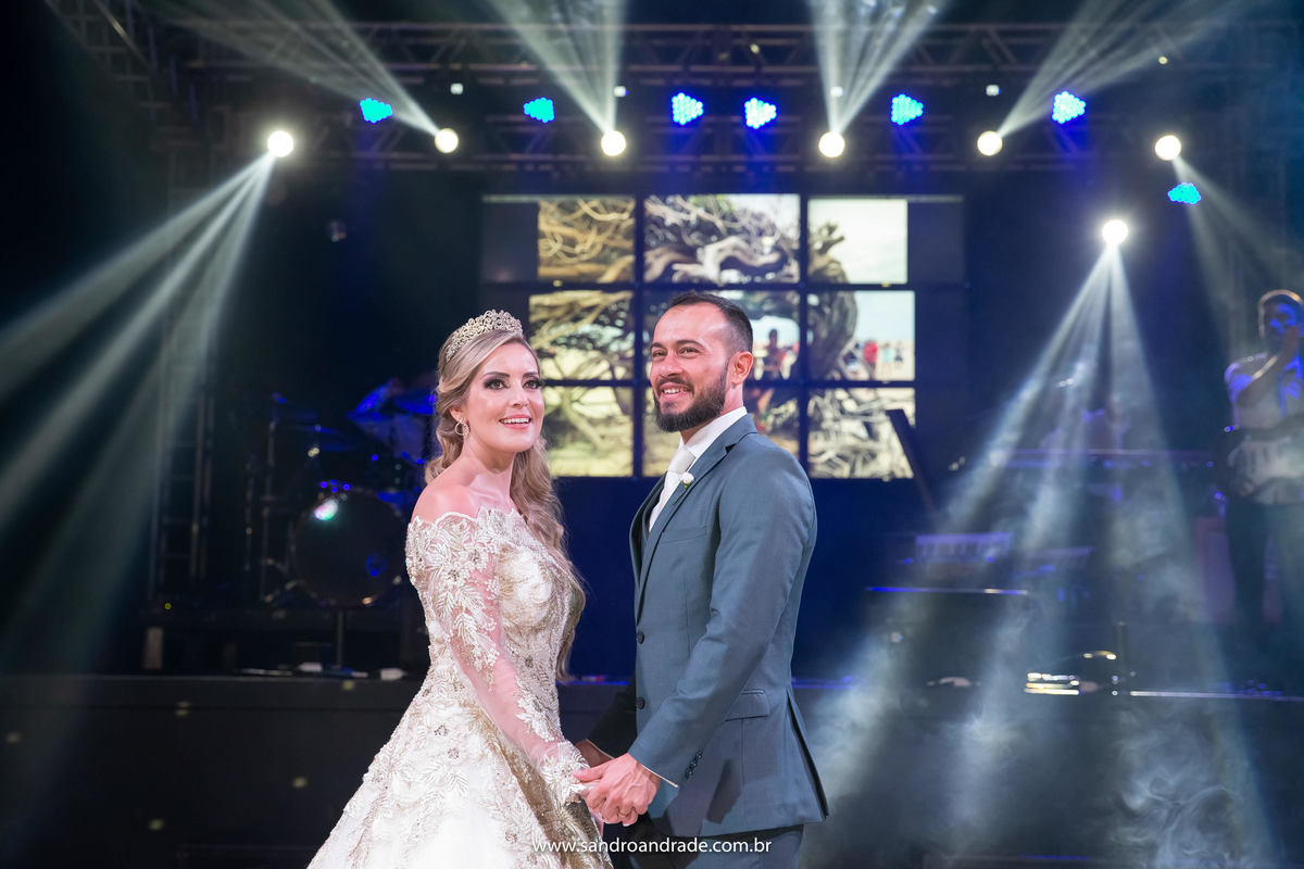 Vamos dançar? O casal vai abrir a pista de dança, mas como são tímidos não teve coreografia, eles dançaram a primeira música bem agarradinhos e chamaram os amigos para a pista.