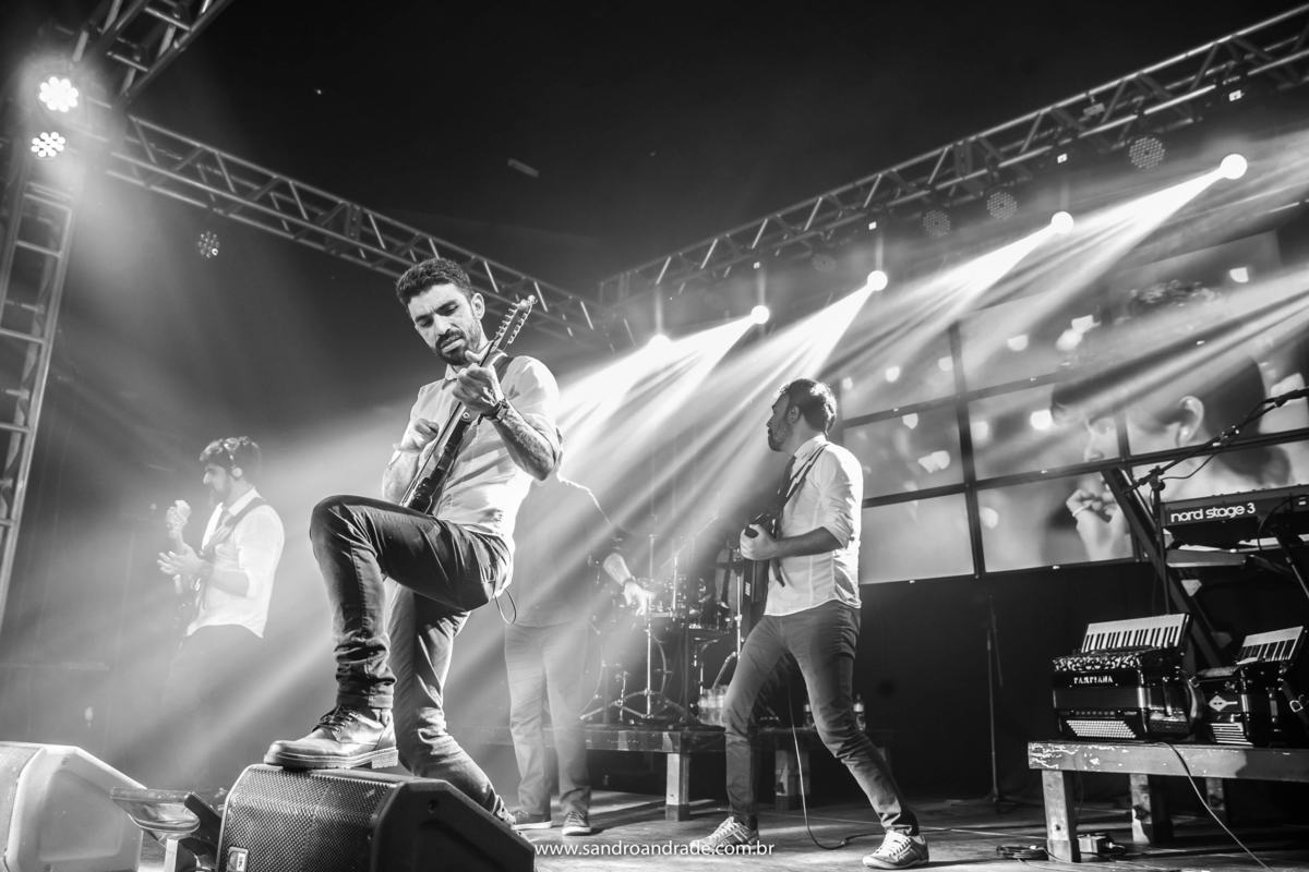 O guitarrista da banda casa 20, fazendo um solo maravilhoso.