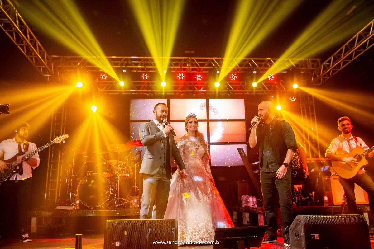 O vocalista da banda chamou os noivos ao palco para cantar uma música com ele.