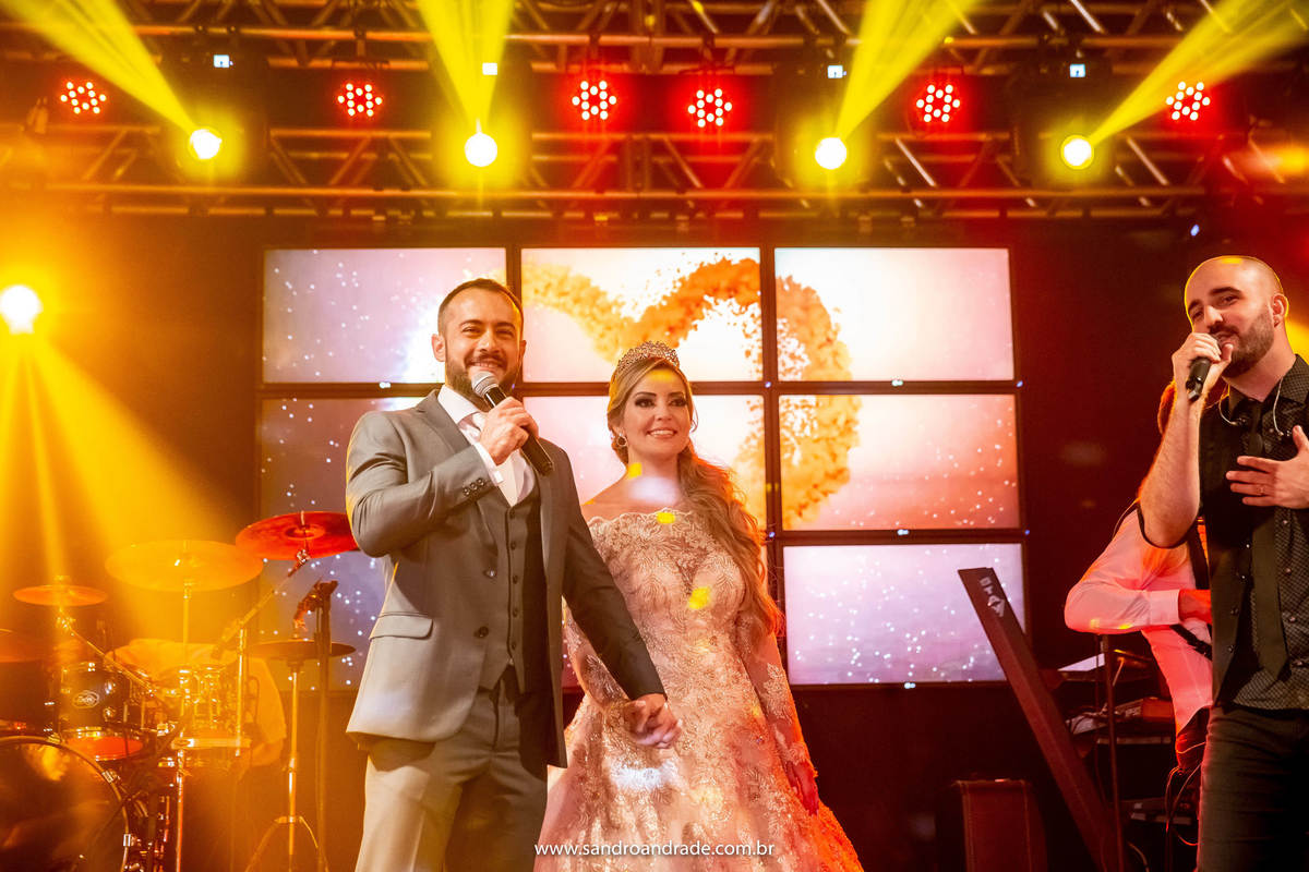 Rafael cantando para Cassia.