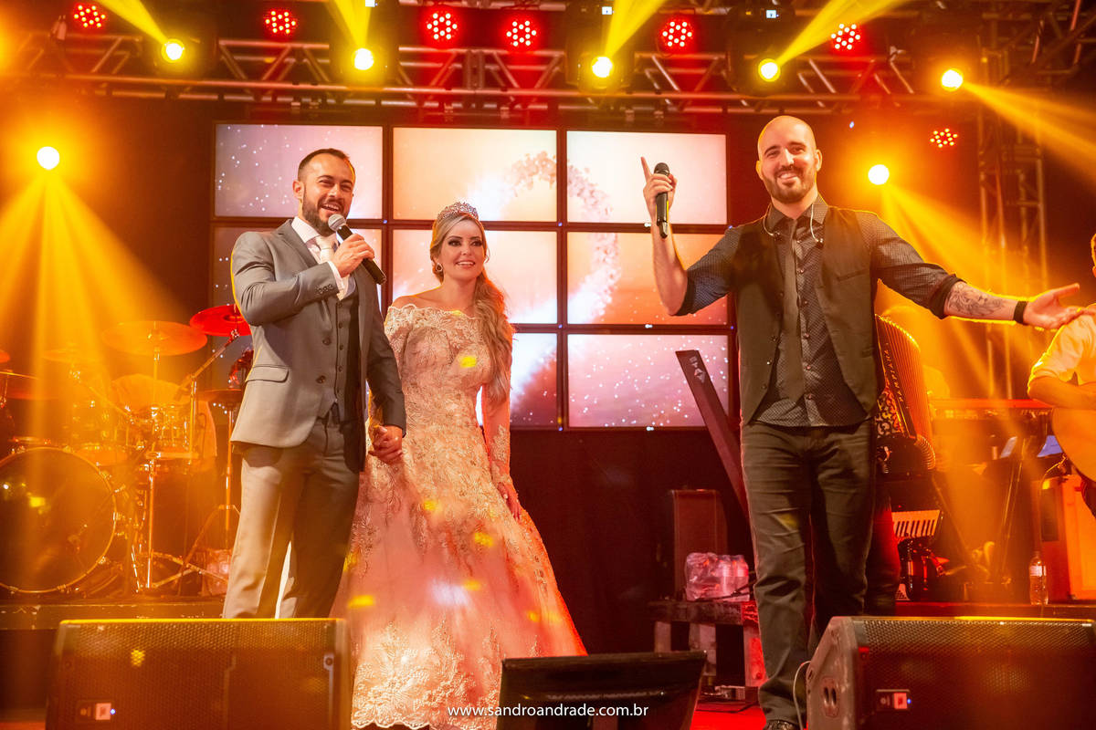 Todos em uma só voz junto com Rafael e Cassia.