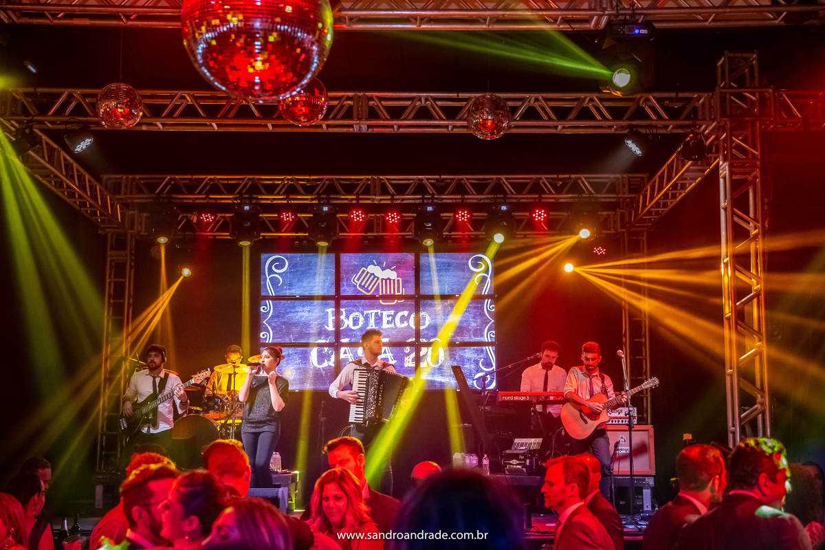 A vocalista da banda Casa 20 soltando a voz na boate de Cassia e Rafael.