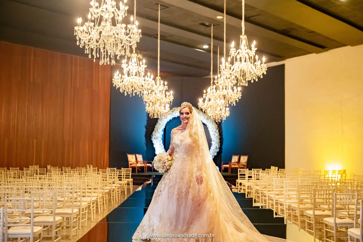 Antes de começar a cerimonia, Cassia posa para fotos, local onde será realizada.