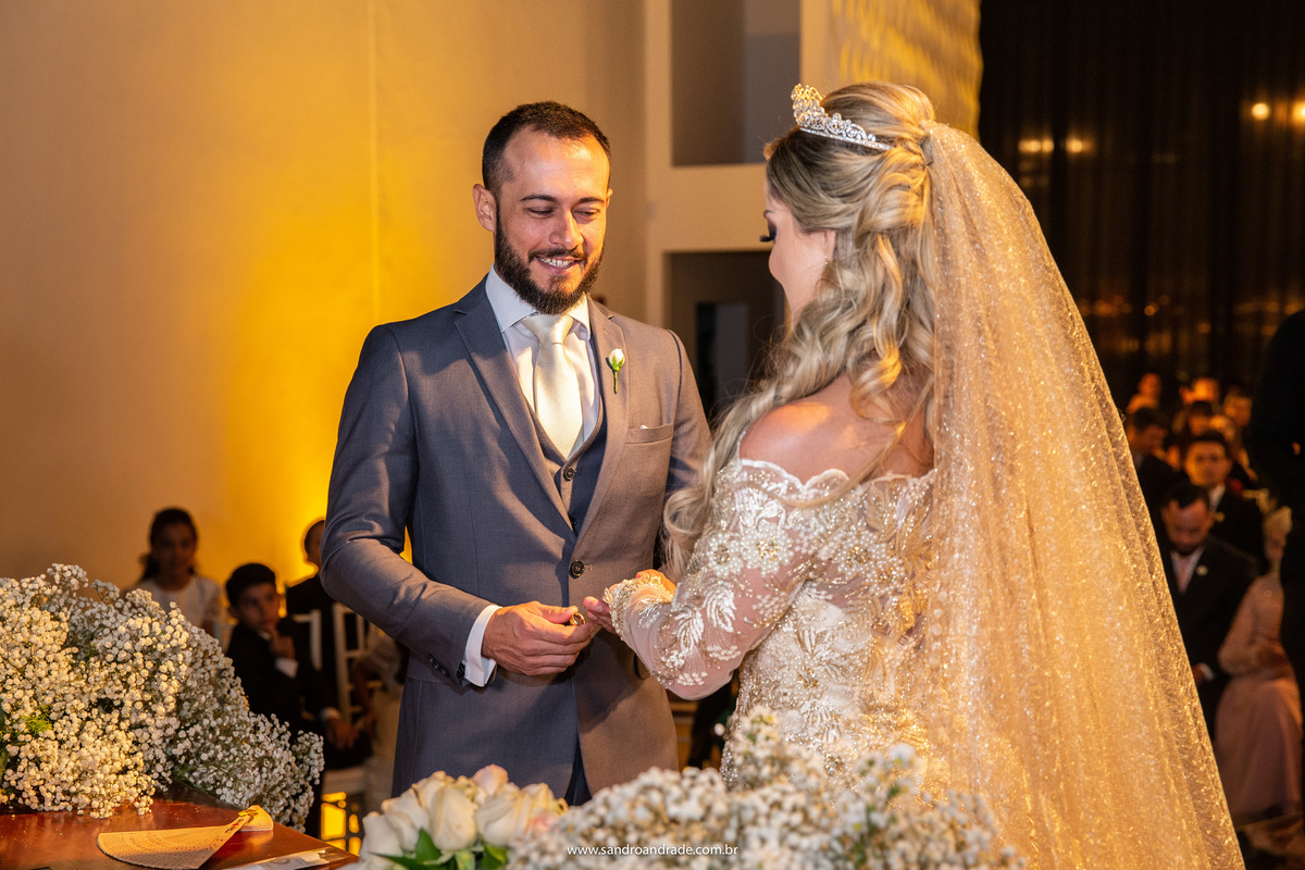 Rafael colocando a aliança em Cassia.