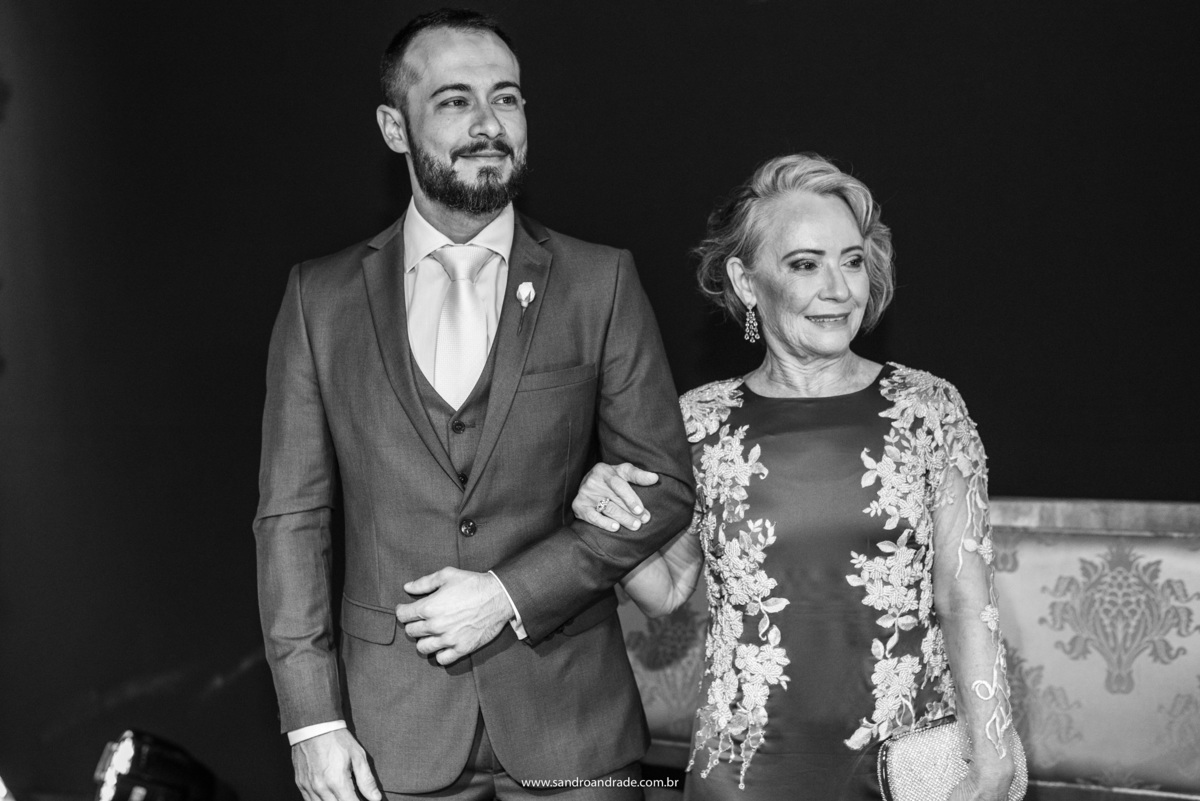 Enquanto isso...Rafael aguarda por sua amada de braço dado com sua mãe.