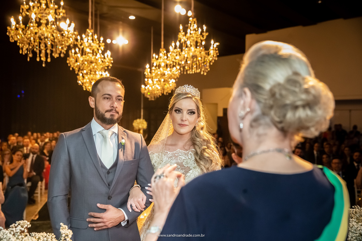 Detalhes da cerimonia, o casal muito bonito e concentrados.