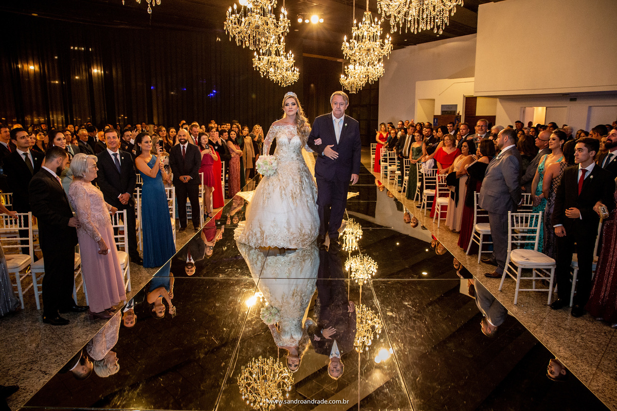 Cassia e o pai, entrando de braço dados e muito emocionados.