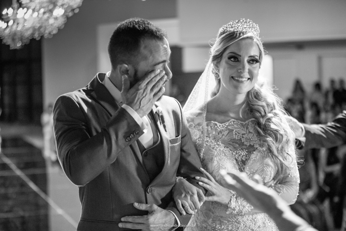 Ainda emocionado no começo da cerimonia, Cassia toda sorridente e Rafael seca as lágrimas.