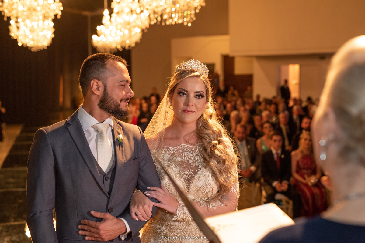 Rafael admira sua esposa enquanto ela se emociona.