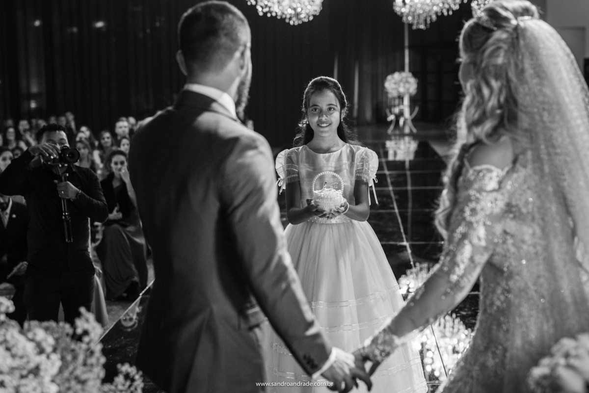 Linda fotografia da daminha entre o casal, fotografia preto e branco, detalhes que nosso artista fotografo de Brasília vê com maestria.