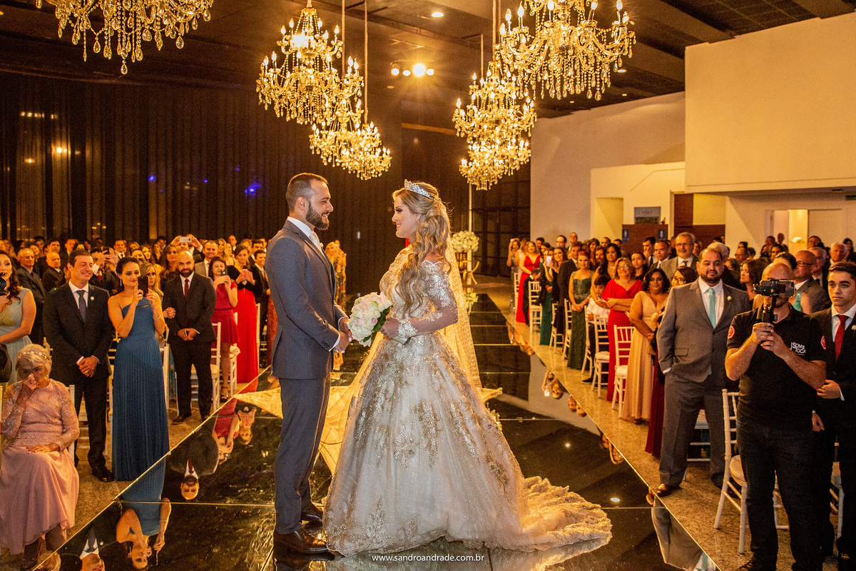 Rafael e Cassia param de frente um para o outro, enquanto ele admira sua linda noiva.