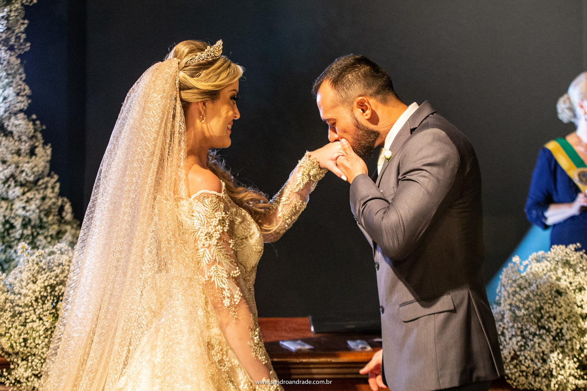 Um beijinho na mão de sua amada esposa.