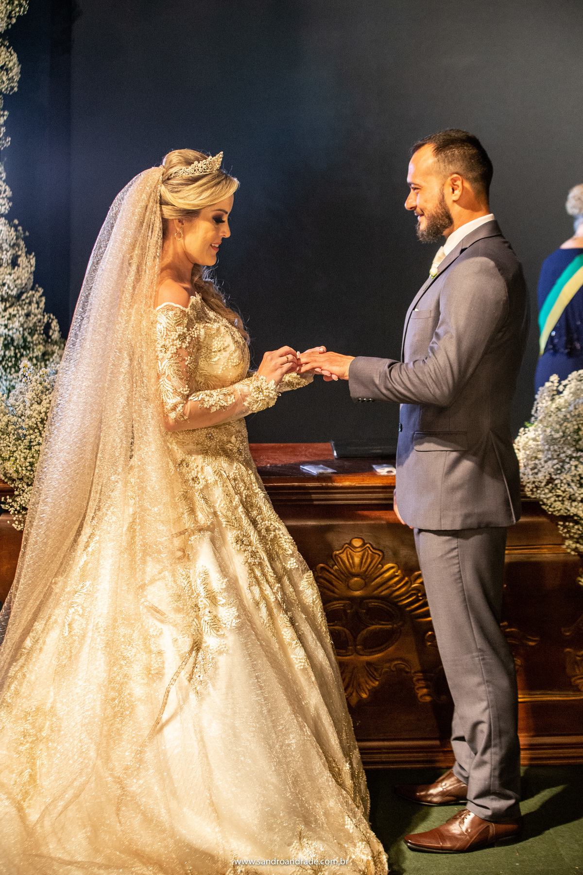 Agora é a vez de Cassia colocar a aliança em Rafael, agora seu esposo.