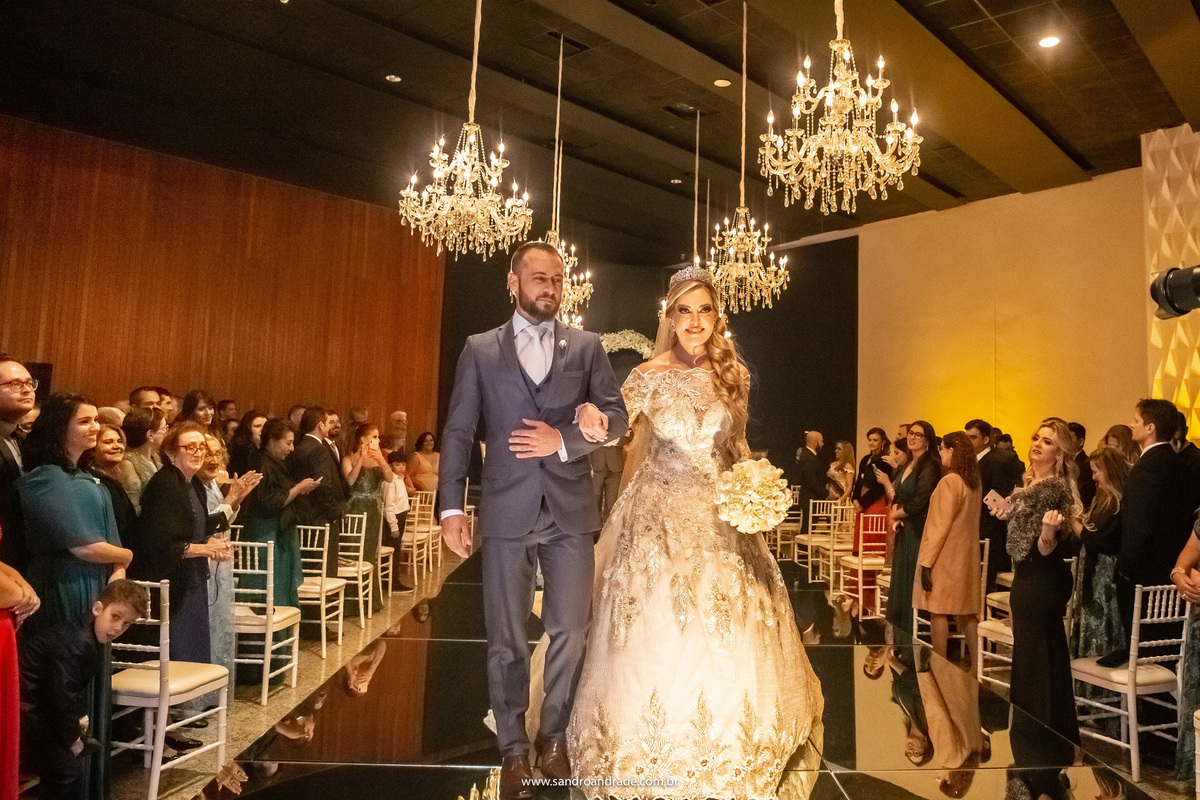 Acabou a cerimonia, agora eles irão jantar e logo logo abrem a festa.