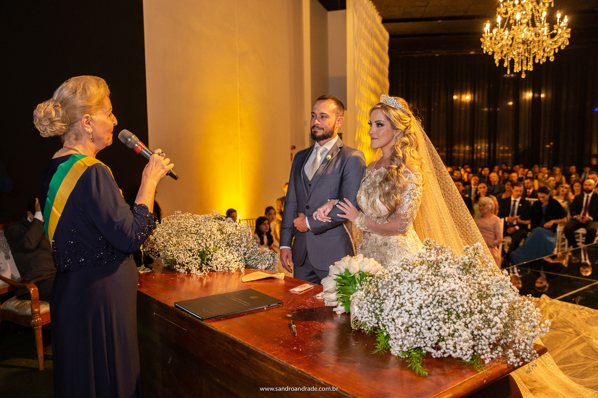 Com a juíza de paz Eunice Penaforte, eles fazem os votos e dizem o sim.