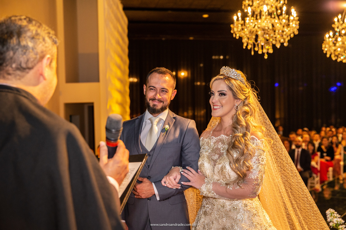 A palavra dada ao assistente da juíza de paz, para a lavra do casamento civil, eles sorriem.