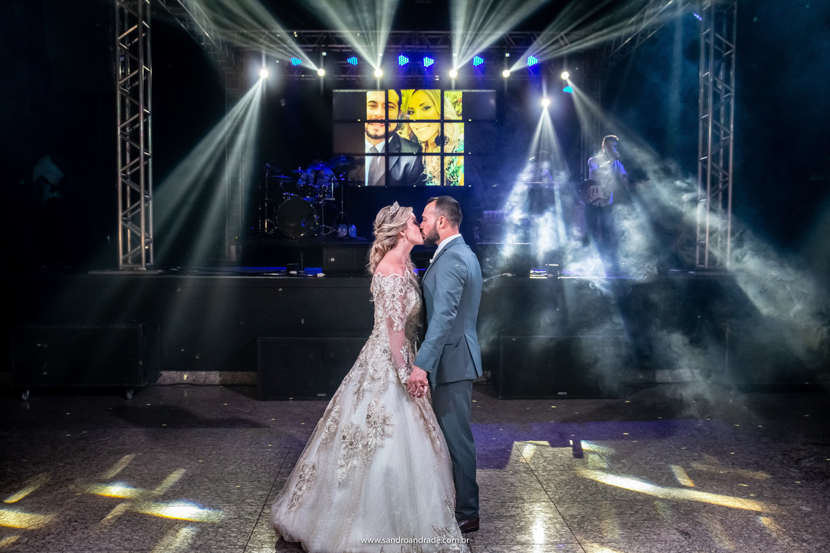 Dançando apaixonados eles abrem a festa.