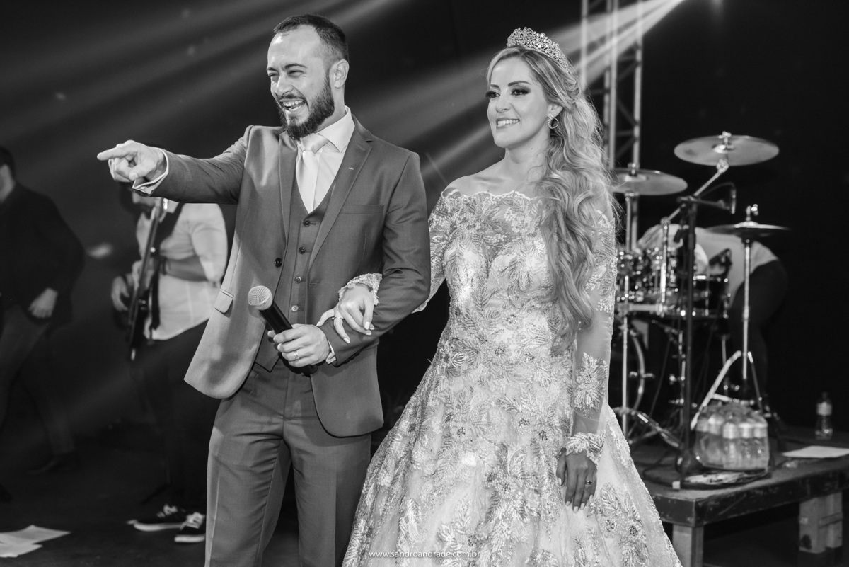 Rafael chamando seus amigos ao lado de sua esposa.