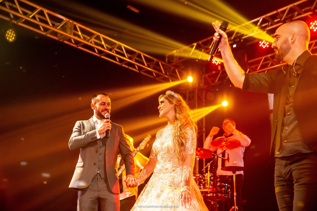 Rafael cantando para sua amada.