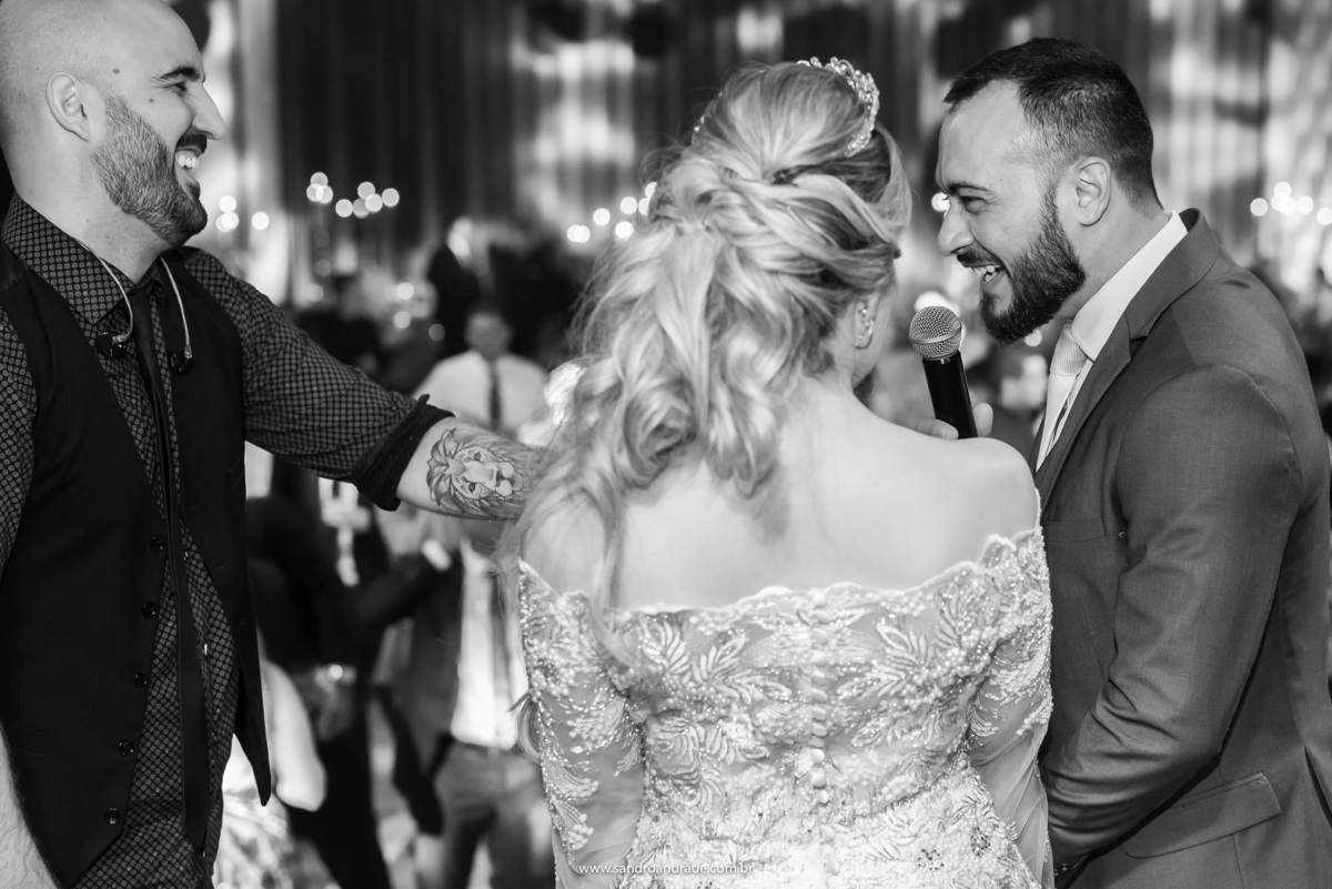 Rafael se diverte enquanto dança.