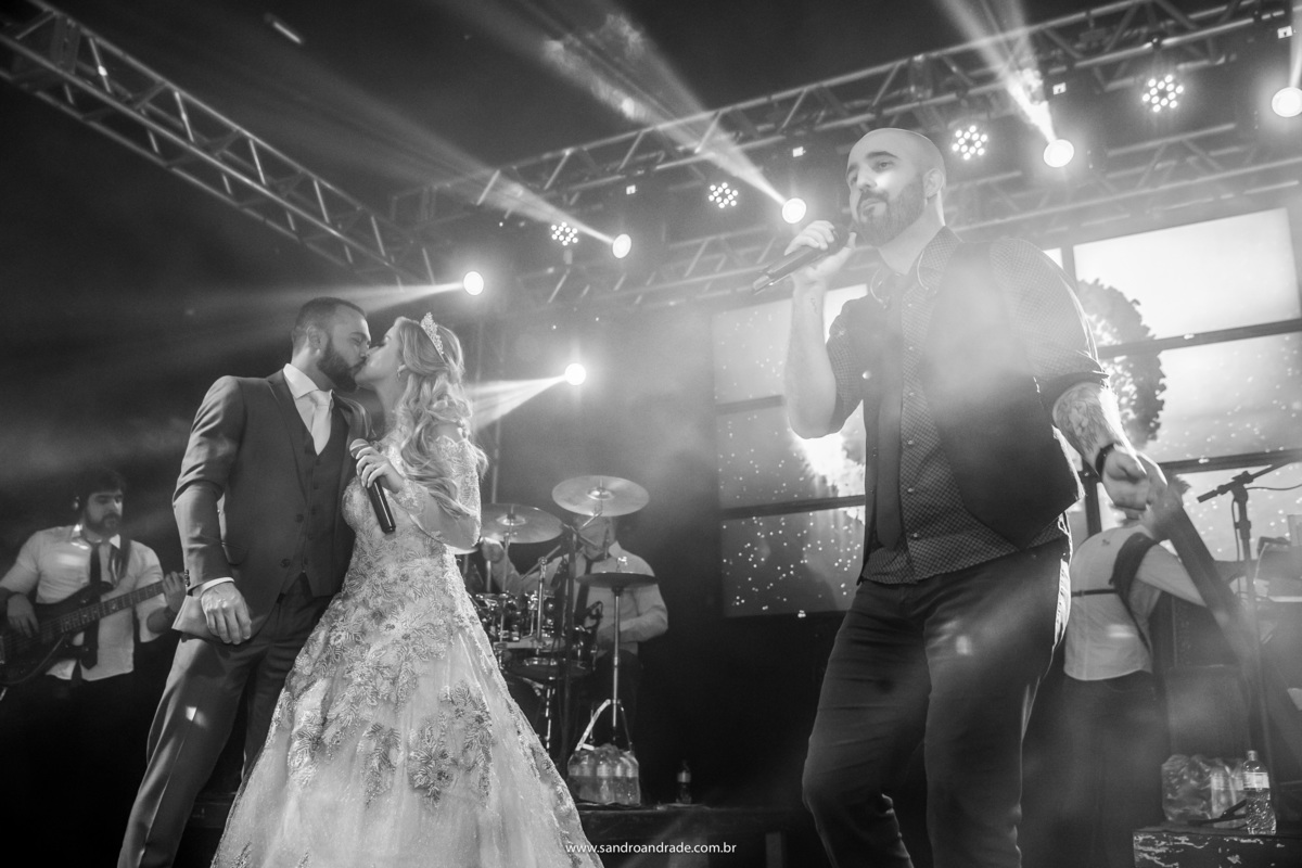E ao final da brincadeira no palco com a banda, um beijinho do casal.