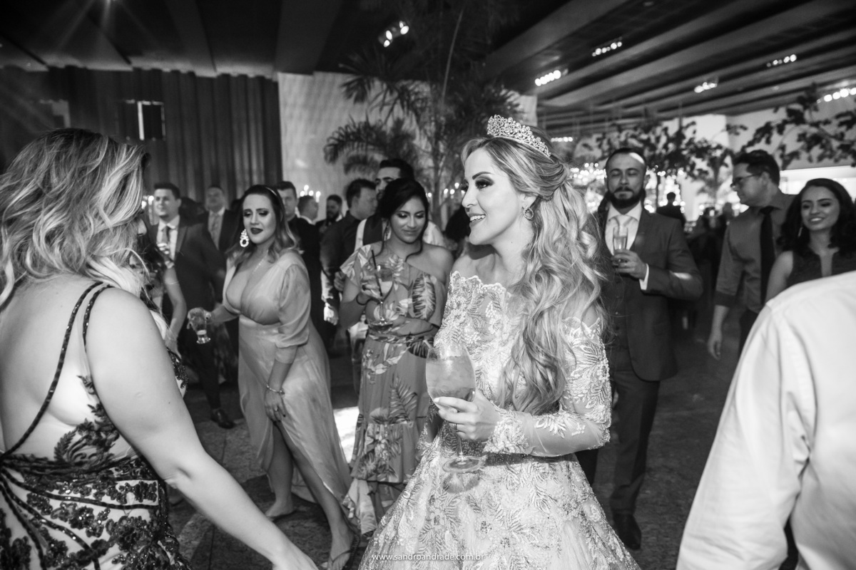 Cassia entre as amigas na boate.