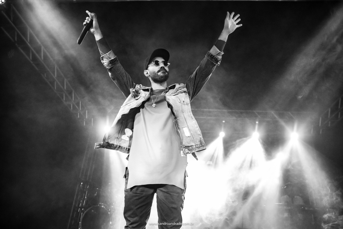 O Dj da banda casa 20 e também da banda plano 21.