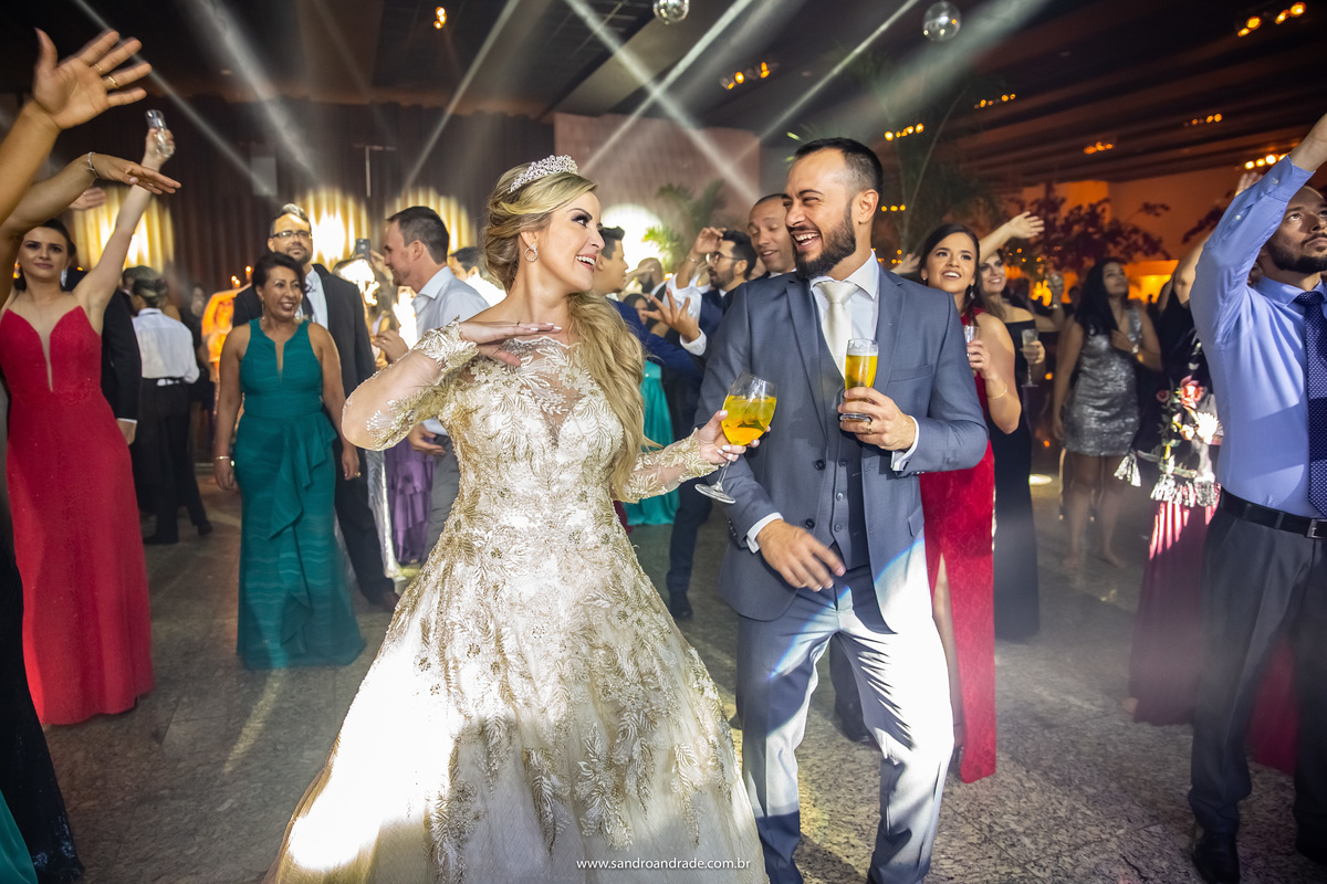 Felizes e apaixonados eles dançam e nós encerramos este lindo e emocionante album de casamento de Cassia e Rafael, com clicks lindos do nosso artista Sandro Andrade, fotografo premiado de casamentos.