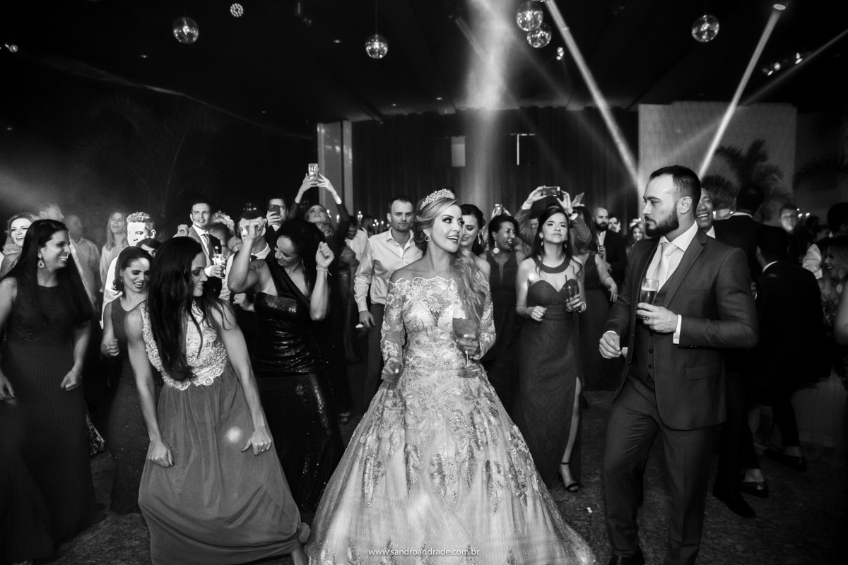 Dançando eles continuam se divertindo.