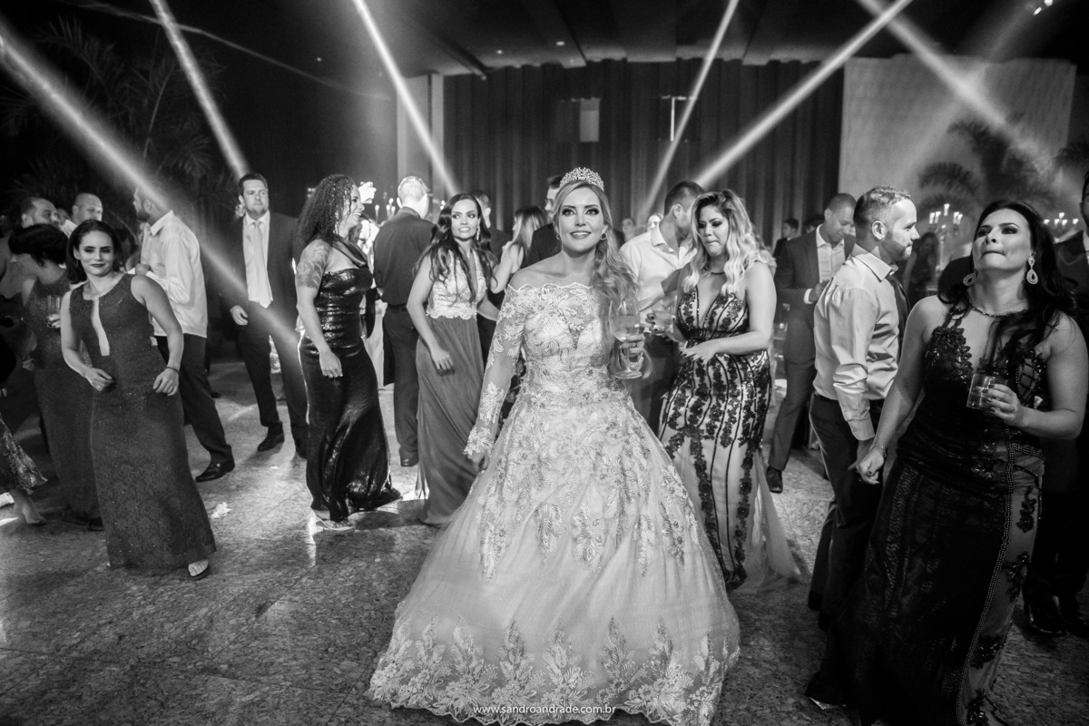 Cassia dançando entre suas amigas, um dos poucos momentos que o noivo não estava junto.