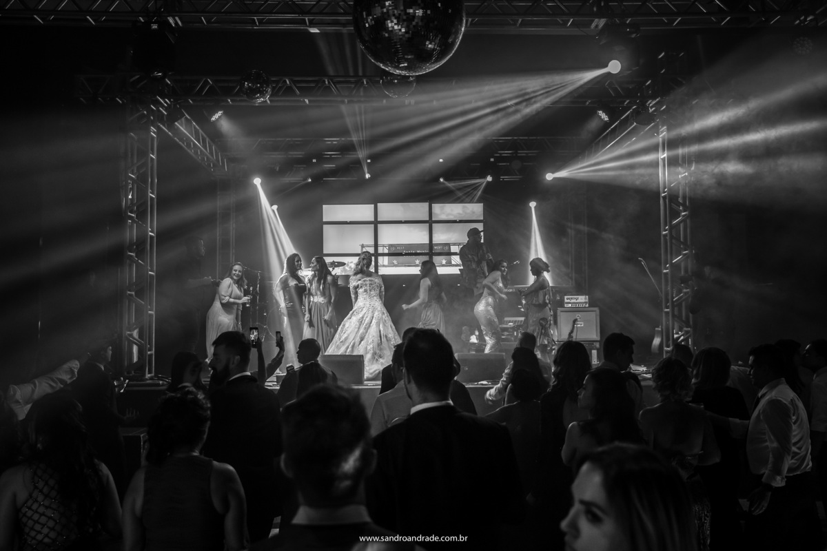 A noiva e as zamigas tremendo o bumbum no palco junto com a banda.