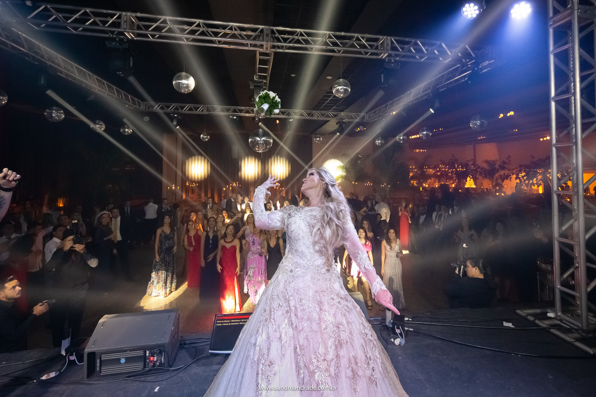 Ela jogou o buque e a fotografia no momento exato que ele está no ar.