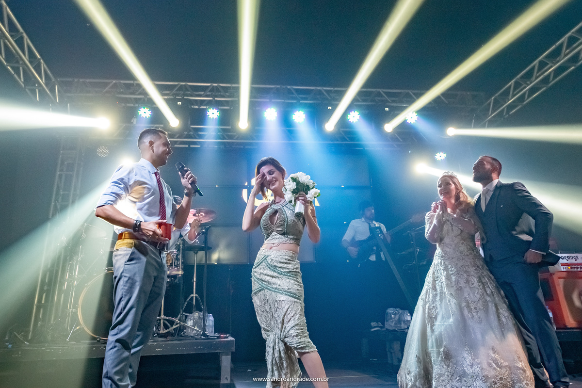 E tchamram...o namorado da encalhada subiu ao palco...